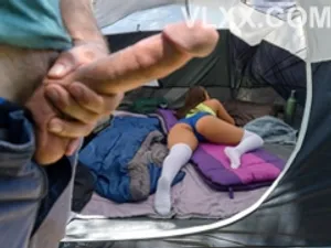 Anh thanh niên ngây ngô và cô bạn gái bán hoa ở quán rượu đầy kinh nghiệm