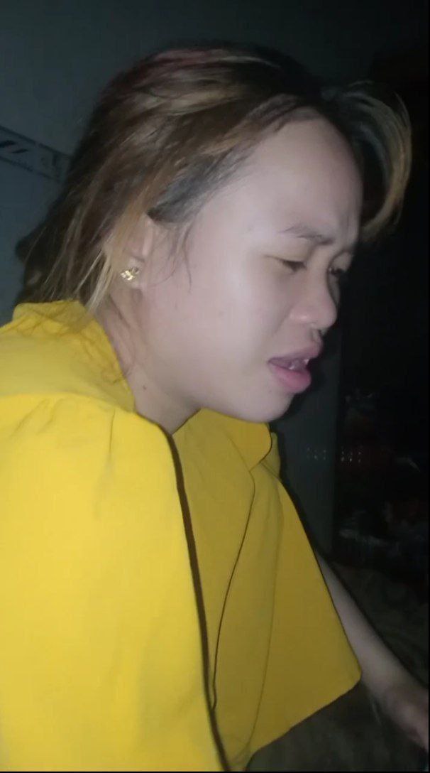 Cái âm hộ của người phụ nữ trưởng thành chỉ muốn quan hệ tình dục mà không dùng bao cao su và bị một gã đàn ông có "của quý" lớn đâm mạnh. Sau vài phút, chất lỏng màu trắng chảy ra và tinh dịch bắn khắp âm hộ
