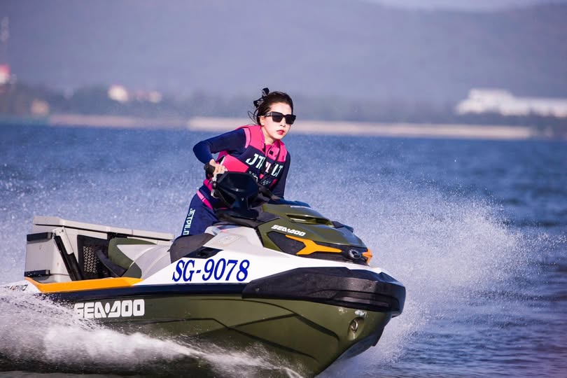 Bú lồn chùn chụt nữ sếp vú to dễ yếu lòng
