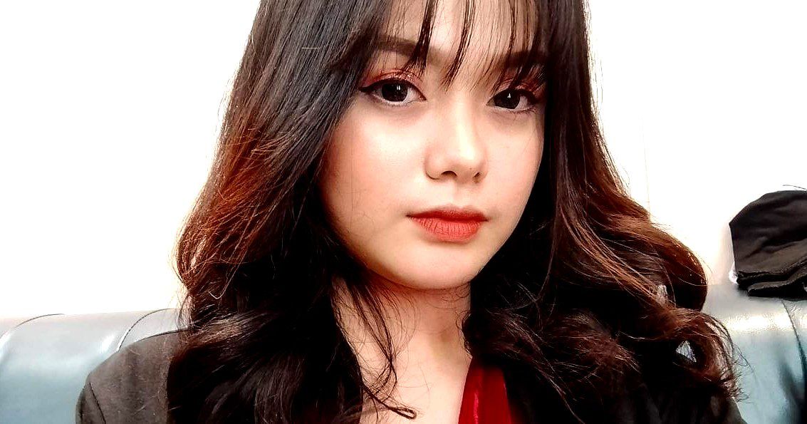 Một cô gái có khuôn mặt xinh đẹp và hình xăm trên chân, mặc đồ gợi cảm, đang thổi kèn và quan hệ tình dục một cách mạnh bạo...