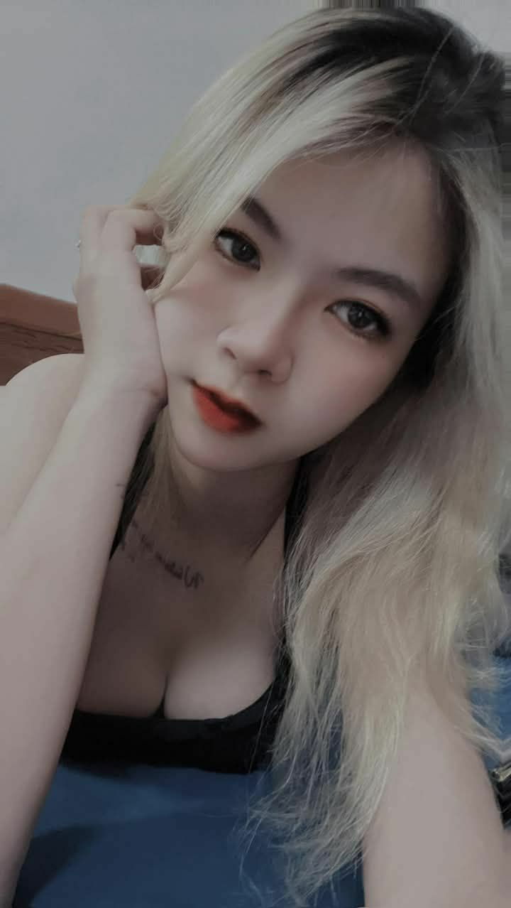 Bà xã dâm đãng thèm địt đứng đợi chồng yêu về
